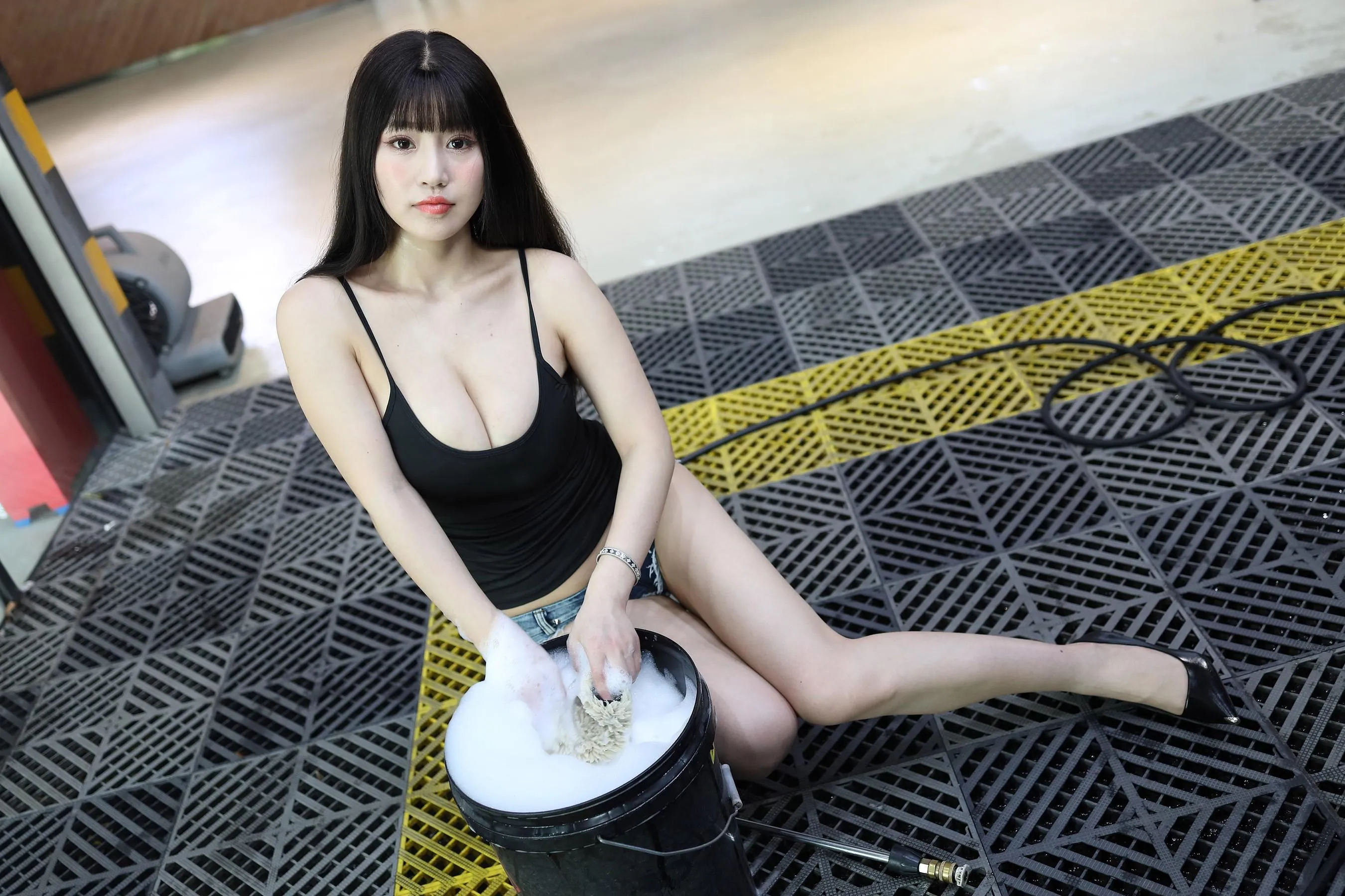 魔镜街拍 NO.173 “称职”的女洗车工 [425P]插图9